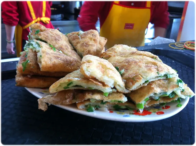 【美食】吃了會上癮的超好吃蔥油餅 ♥ 斗煥坪水餃館