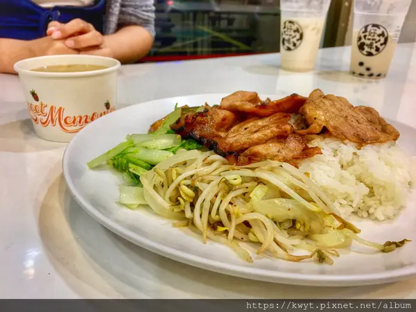 【新竹。美食】伊村燒肉飯。店家特製醃料的豬肉，烤過以後帶著烤香、微酥脆與多汁的燒肉，午餐、晚餐來這裡吃個燒肉飯吧｜附菜單