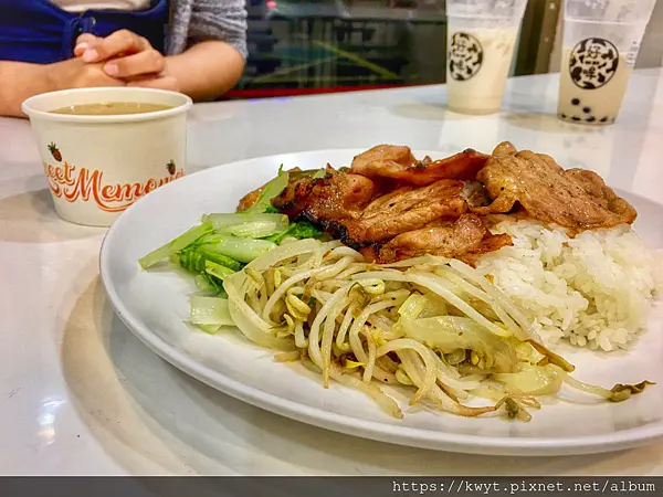 【新竹。美食】伊村燒肉飯。店家特製醃料的豬肉，烤過以後帶著烤香、微酥脆與多汁的燒肉，午餐、晚餐來這裡吃個燒肉飯吧｜附菜單