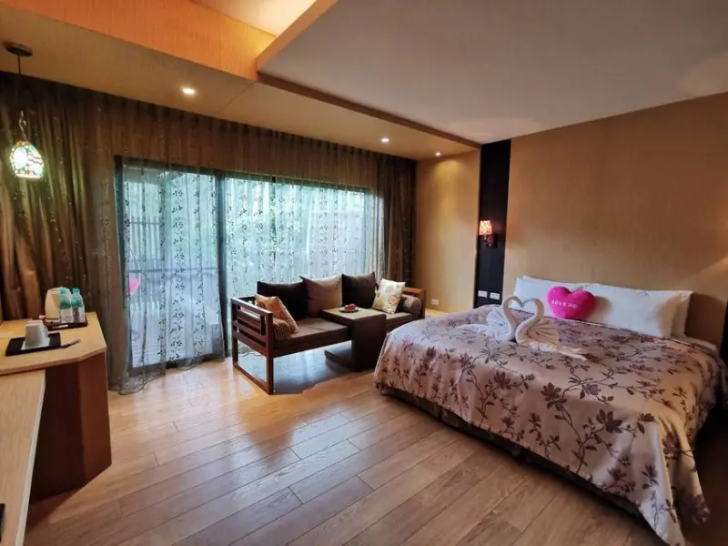 花蓮潭心閣民宿-房裡竟然有魚池可以坐搖椅賞魚餵魚拍網美照的超豪華房間少女心滿分的下午茶&當季水果冰淇淋是到花蓮親子旅遊的舒適好住處