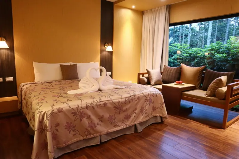 花蓮住宿∥潭心閣民宿∣日式風格舒適悠閒，在房裡就能享受餵魚的樂趣，湖光山色就在鯉魚潭旁