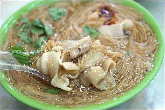 《捷運新蘆線/新莊站美食/小姑食記》平民小吃阿良麵線，俗擱大碗，麵線吃完順便吃花生豆花透清涼！