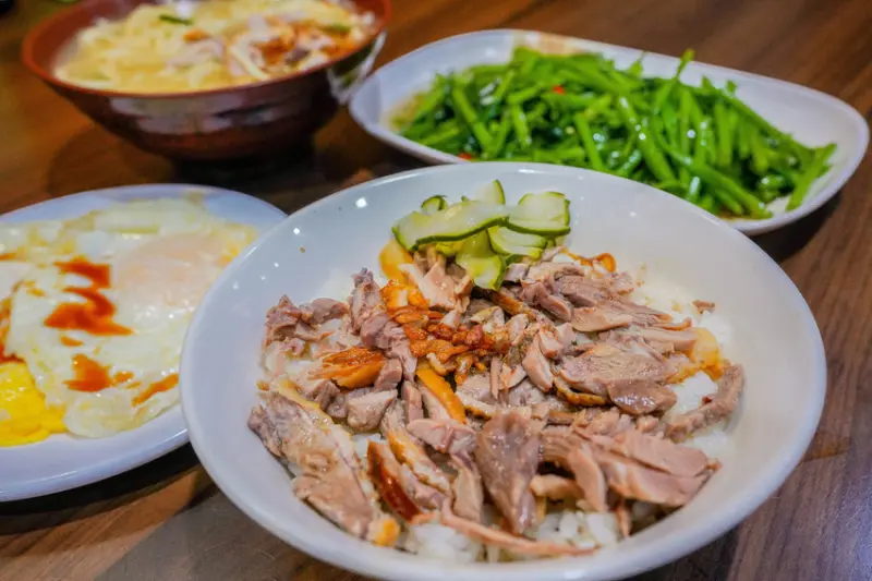 廟口鴨香飯 x魔王 新竹北區 在地人激推的鴨肉飯 太晚來吃不到的好店 招牌鴨香飯 炒鴨血 鴨肉盤 台灣鐵路 新竹站 內文有店家資訊