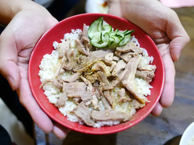 【新竹美食】廟口鴨香飯。到新竹必吃的美味小吃，必點鴨香飯加半熟荷包蛋。