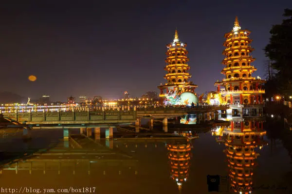 【高雄。左營】夜拍蓮池潭。龍虎塔