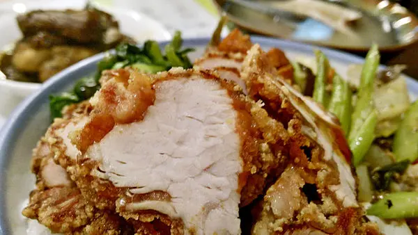 桃園一級戰區內的客棧經典燒肉飯、梅干扣肉會讓人想起兒時記憶