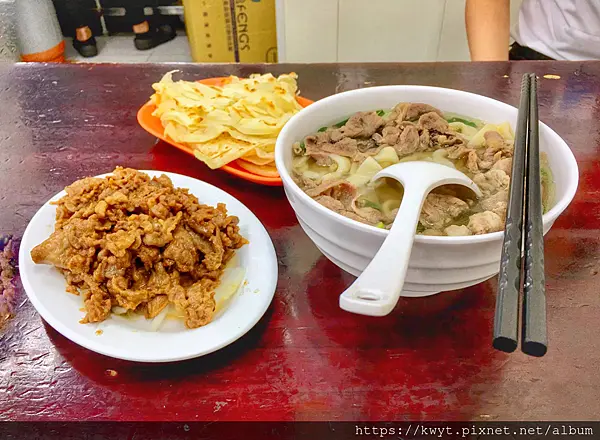 【新竹。美食】璽子牛肉麵。斤餅專賣店，現點現做的斤餅搭上現炒的京醬羊肉絲，94讚讚，今日午晚餐就吃這個！