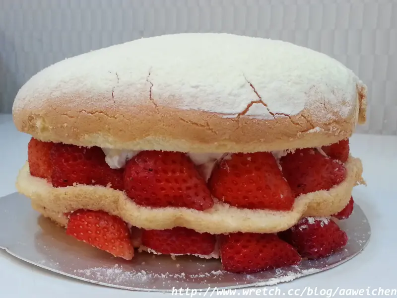 桃園。佳樂。香甜可口的草莓波士頓派。季節限定款。你吃過了嗎?