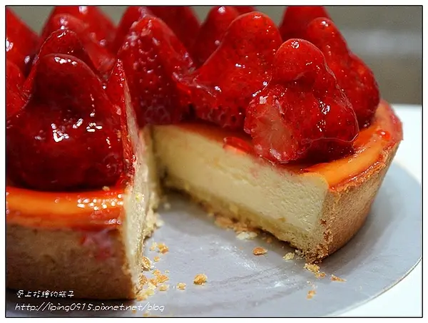 [食記]療癒系的春天限定甜點 - 桃園佳樂。草莓乳酪派