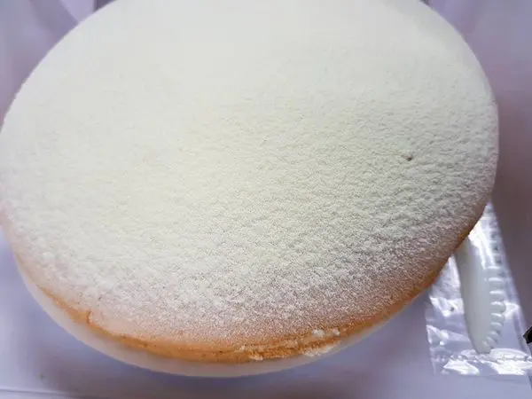 桃園市桃園區[佳樂精緻蛋糕專賣店]芋頭波士頓蛋糕食記 表層灑有奶粉 美美像雪花~ 芋頭真材實料 ~ 整體口感不錯吃!