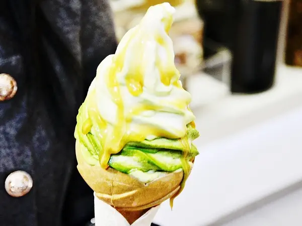 當花生粉與抹茶粉跟香草霜淇淋相會後在脆餅上一圈一圈的環繞 -- 張豐盛花生之家