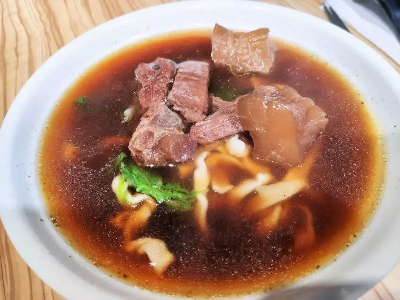小木屋牛肉麵-桃園/建新街牛肉大塊不黏牙.筋軟好吃牛肉麵 - 潔絲蜜愛生活
