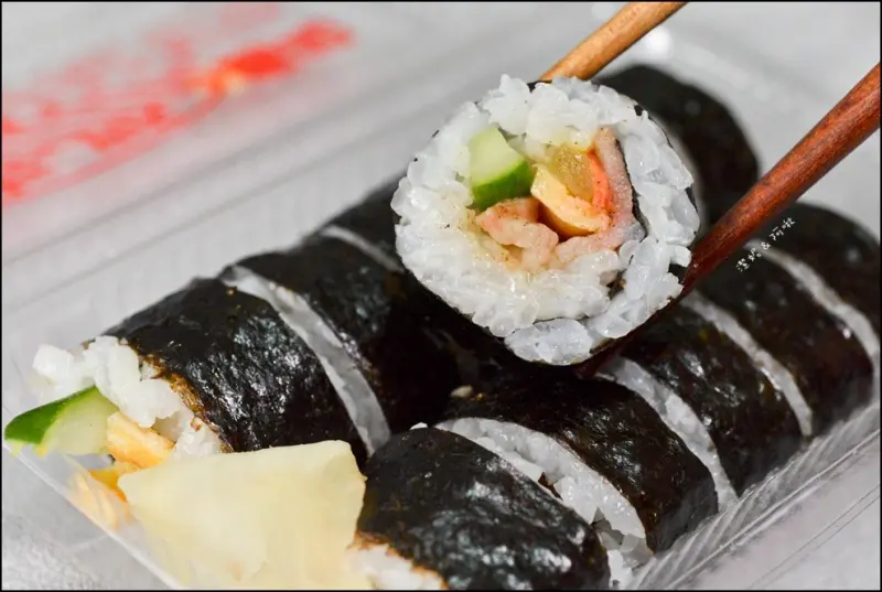 桃園美食【老賊壽司】超人氣排隊壽司店 / 價格親民口味又多，外帶回家也很好吃