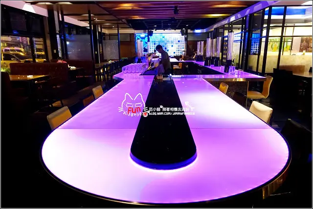 【竹北】歐麥主題餐廳，夜店風氣氛輕鬆，餐點多元好吃，裝潢華麗新穎，歌手現場駐唱，園區聚餐下班小酌放鬆好去處