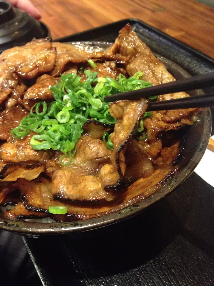 [台北]燒丼株式會社 野郎燒豚丼、美國嫩肩牛排丼