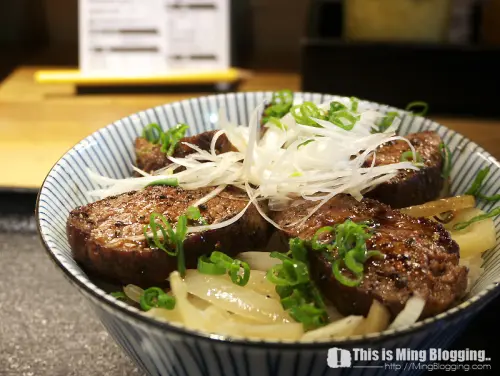 【台北信義│食記】東區威秀2F 燒丼 超美味嫩肩牛排丼飯 但大小似乎...