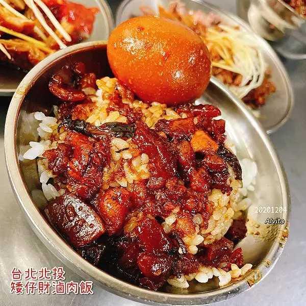 【台北。北投】↠文文吃吃↠隱藏在北投市場2樓的黑金滷肉飯｜矮仔財滷肉飯 近北投、新北投捷運站