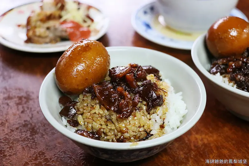 『北投市場-矮仔財滷肉飯』超熱門排隊平價美食，旅遊台灣必吃，滷肉飯+滷蛋+蹄膀+排骨湯，參考菜單價位(捷運北投站)