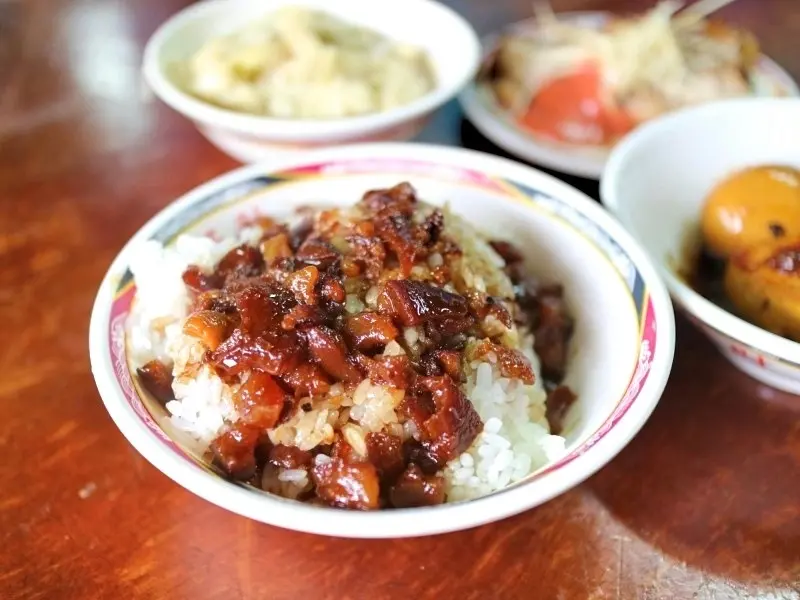 【台北.小吃】矮仔財滷肉飯-琥珀色澤甘甜味，肉皮才是重點