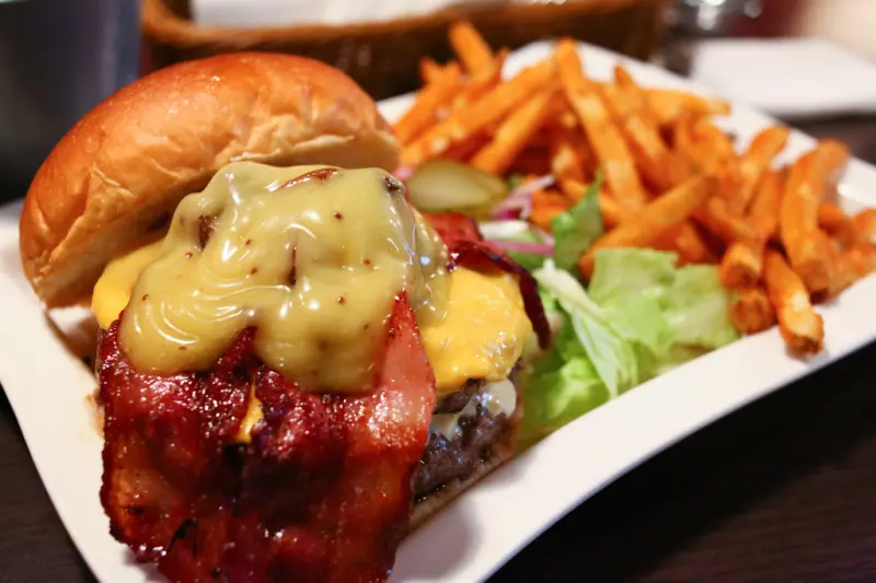 【GOOBUR谷堡加州美式餐廳】價格不太親民，二樓空間稍嫌擁擠