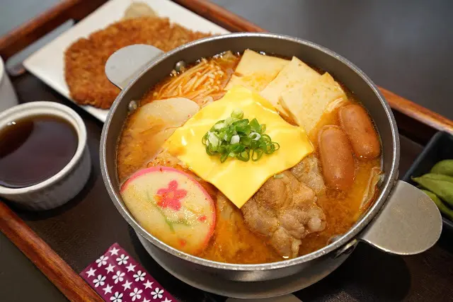 [食記] 新竹 丼飯店。冬天最想吃熱呼呼的~部隊鍋~黃金豬排加價購49元(限平日)!!高CP值、超划算! 新竹必吃、聚餐首選~