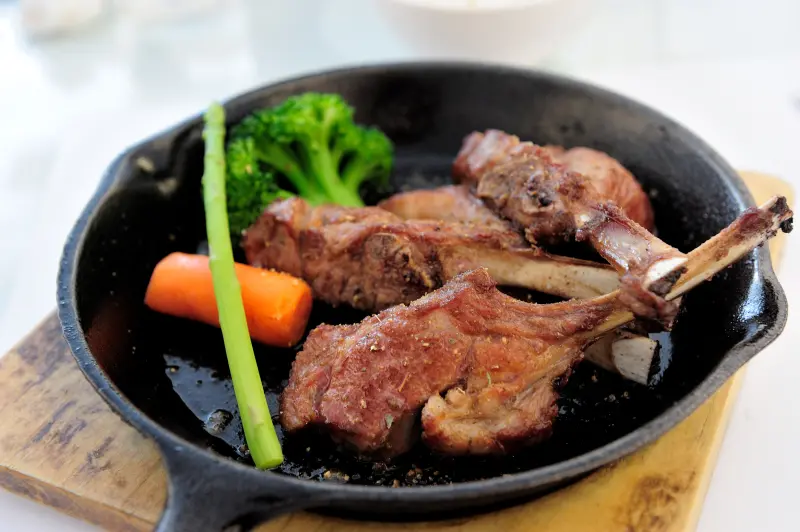 新竹【生鐵餐廳】原味香煎牛排&松坂豬~慢食新生活@新竹巨城購物中心旁