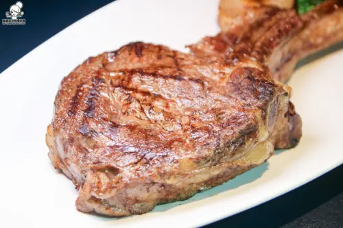 每日限量的超巨大安格斯戰斧牛排，大口霸氣吃肉的快感