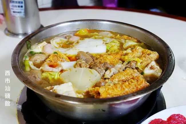 新竹城煌廟美食 ▶ 西市汕頭館 ▶ 老店沙茶牛肉火鍋 大臉盆溫體牛肉火鍋、牛肉炒麵 自製老牌沙茶醬