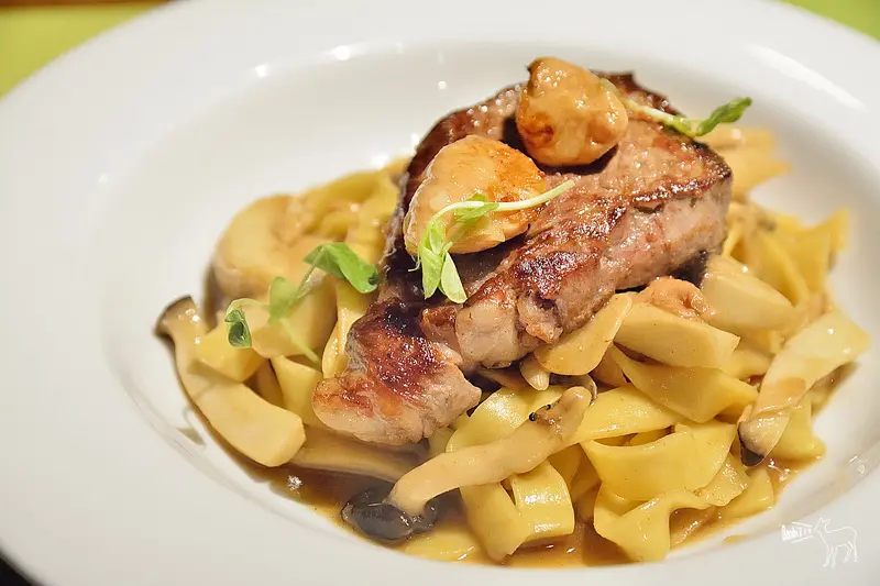 日光大道富錦廚坊,好吃的牛排與綠咖哩蝦義大利寬麵,焦糖香蕉蛋糕捲