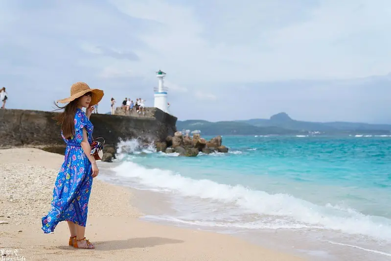 【屏東恆春│景點】星砂灣。IG照新興景點，遊客少，後壁湖星砂海灘，雙燈塔、海水澗藍清澈