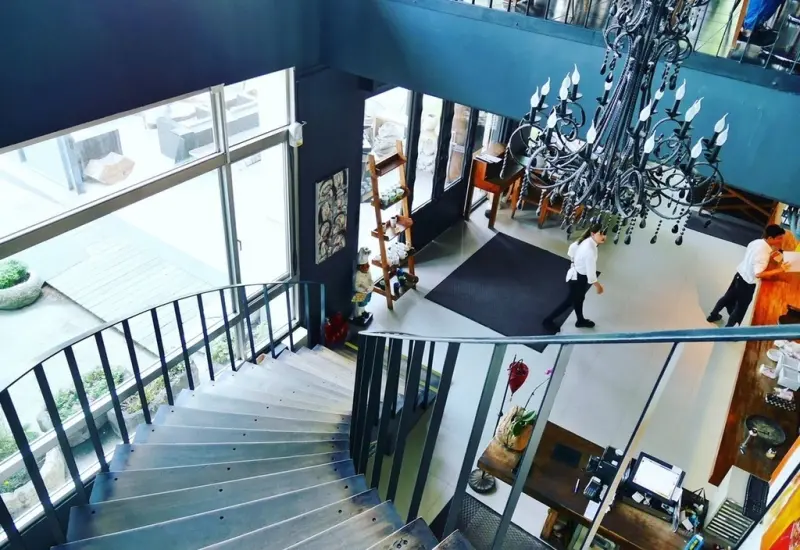 【桃園蘆竹 | 餐廳】擁有迷人旋轉樓梯與大份量餐點的義式庭園餐廳✡NINI尼尼義大利餐廳(南崁店)