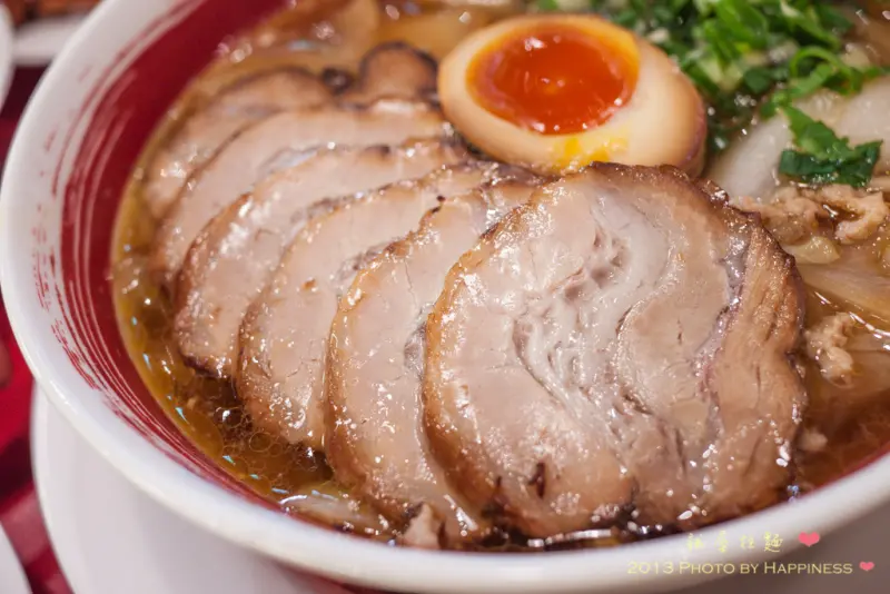 【台北中山_雙連站】誠屋拉麵 makotofood♥ 來自日本關西大阪的好吃拉麵店，熱騰騰的美味上桌，滿滿人氣不間斷♥