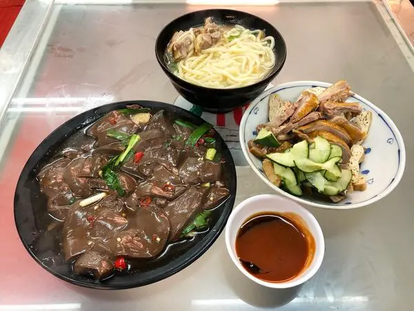 新竹美食鴨肉麵推薦！許二姊【附菜單】~在地老字號非吃不可的鴨肉老店~招牌菜鴨肉飯、炒鴨血、鴨肉切盤。