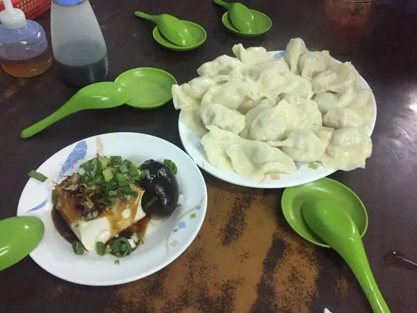 〈食記〉→南機場夜市美食‧來來水餃│皮薄汁多內餡飽滿│台北美食地圖│天天客滿名店│配上一碗酸辣湯│特製辣醬油│〈中正區〉