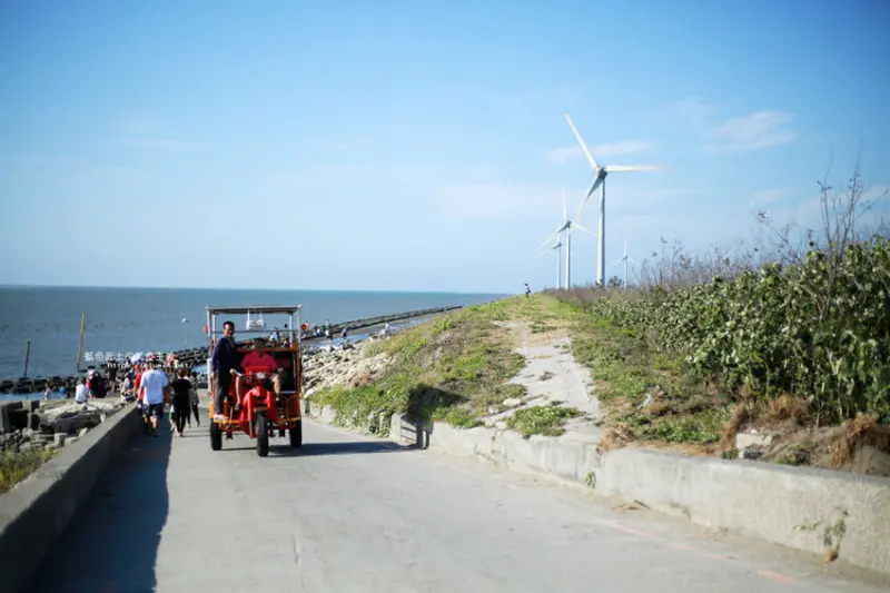彰化芳苑│王功漁港.王功海洋故事館.漁港美食區-可乘坐採蚵車或龍舟巴士自費體驗.假日親子王功輕旅行 - 藍色起士的美食主義