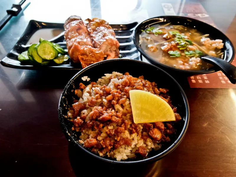 台北 寧夏商圈 龍凰號吃魯肉飯