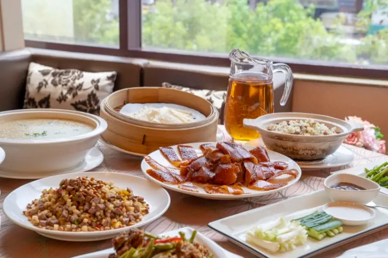 2018台灣美食展-天成大飯店TICC世貿會館｜想抓住他的心，就先養刁他的胃，櫻桃片皮鴨 酒紅色鴨肉嬌嫩欲滴 外皮酥脆迷人～ · 算命的說我很愛吃