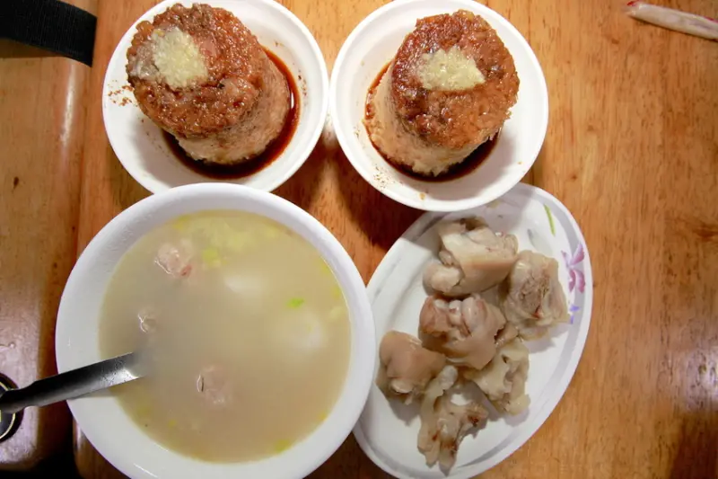 吃。高雄｜三民區。三鳳中街美食，超過ㄧ甲子米糕店，古早味的滋味值得推薦 「清溪小吃部」。