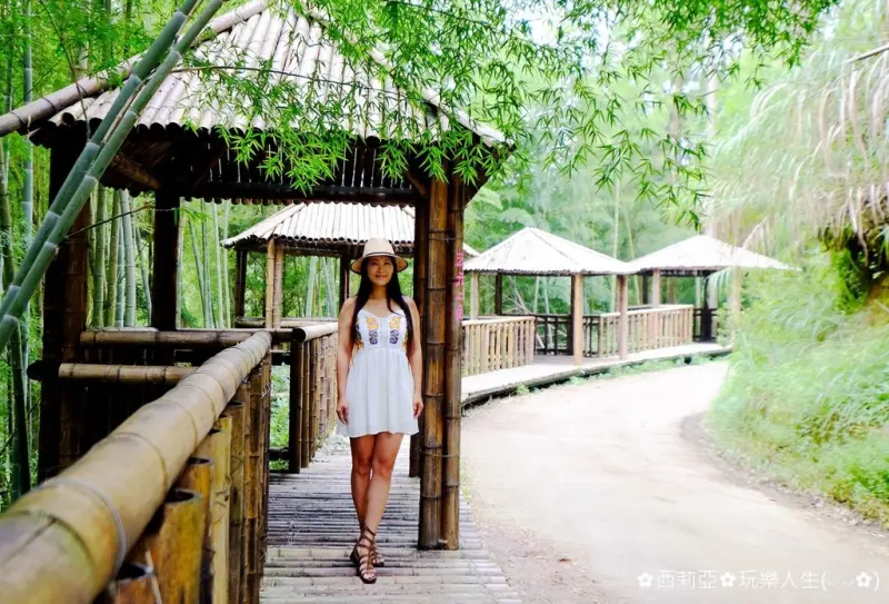 【雲林。古坑鄉】打卡私房景點『五元二角亭』這裡有著竹編而成的一座座涼亭，四周被孟宗竹林包圍著，有著一股濃濃日式風格，不愧為最近火紅的小小秘境啊～