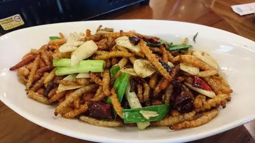 南投清境~魯媽媽雲南擺夷料理~香酥竹蟲試膽量~超火紅餐廳~必吃異國風料理美食~