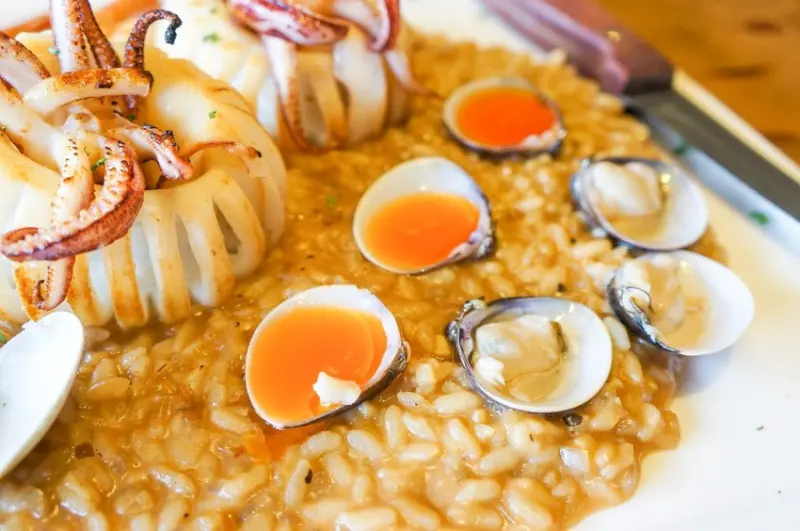 甜蜜屋|新北九份・瑞芳超夯必吃美食・加拿大籍老闆・沒預約絕對吃不到・限量供應海鮮燉飯料多澎湃又新鮮・可愛貓貓慵懶陪伴度過美好一天・內附MENU菜單