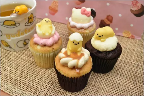 《捷運板南線/板橋車站美食》板橋大遠百美食街克勞蒂杯子蛋糕~蛋黃哥療癒杯子蛋糕每日限量販售，加碼推薦篩馥仔清境紅烏龍！