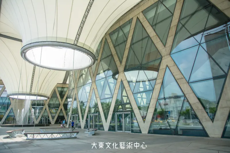 ｜高雄景點｜大東文化藝術中心，玻璃帷幕造型建築超好拍，還有全台首座藝術圖書館 - 阿婷的旅行札記。
