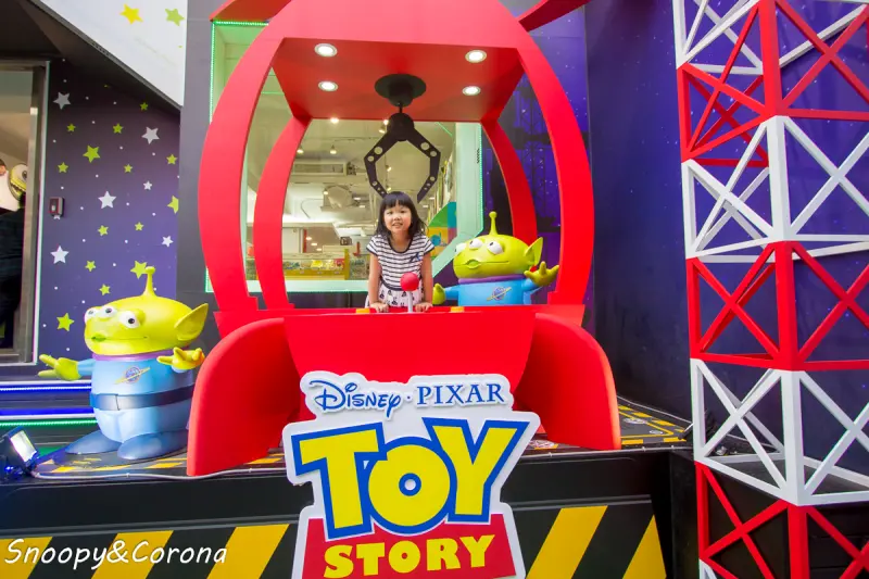 PIXAR皮克斯玩具童樂會快閃店～玩具總動員火箭造型三眼怪夾娃娃機，東區打卡新亮點