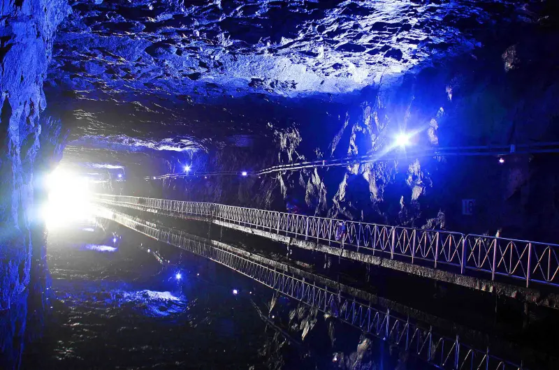 【旅遊-離島．金門】鬼斧神工氣勢磅礡倒影景觀．翟山坑道 