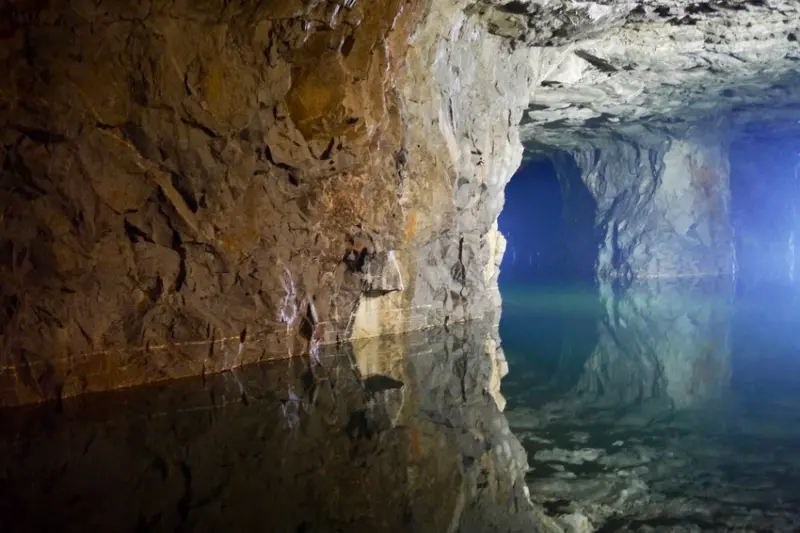 穿越鬼斧神工坑道：翟山坑道、擎天廳、烈嶼「四維坑道也稱九宮坑道」(金門輕鬆遊2018～二）