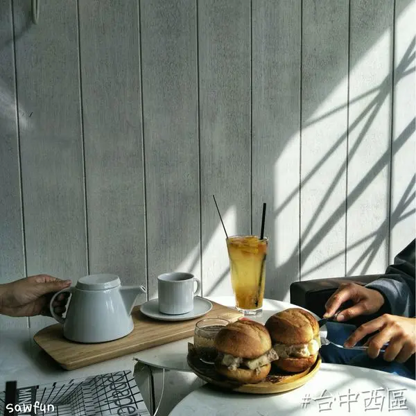 遇fun胃_老陳咖啡Lespacecafe||台中西區||近臺灣美術館||一日之計在於陳 把握美好陽光 一起去走走來一頓文青早午餐吧