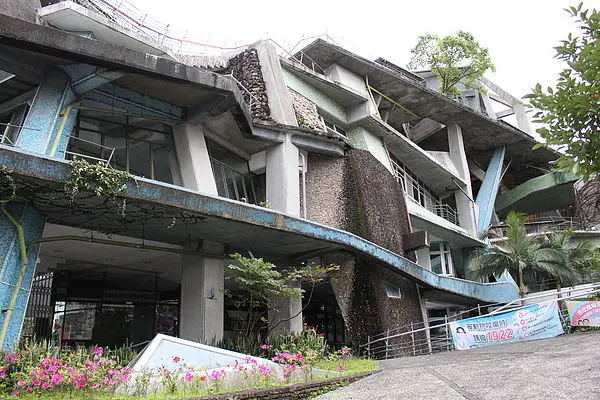 【宜蘭礁溪】傻眼台灣最扭曲的怪房子有如移動城堡的科幻場景❤礁溪戶政事務所