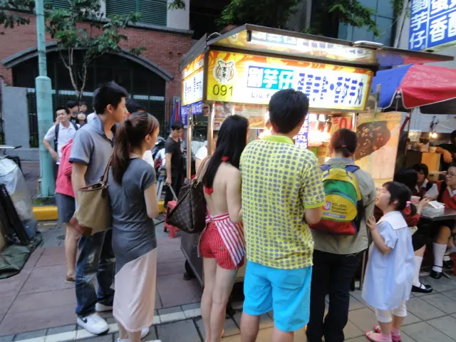 (美食 台北寧夏夜市) 劉芋仔 ~ 排隊30分鐘才能買到的炸芋丸