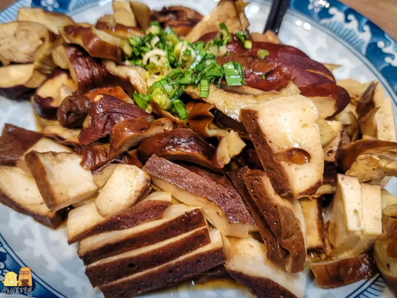 老阿伯現滷豆干｜大溪老街超人氣必吃排隊美食，傳承50年的老味道豆干(價格) - D&W-黑白雙搭-國內美食旅遊|情侶約會景點|生活3C開箱